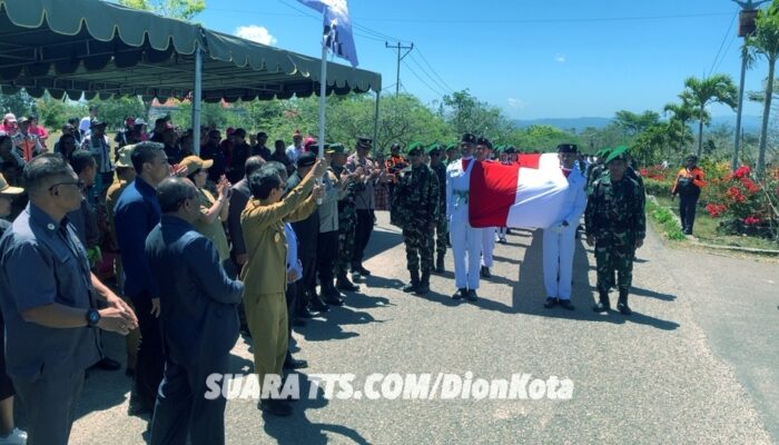 Parade Bendera Merah Putih Sepanjang 102 Meter Meriahkan Karnaval Pembangunan di Kota Soe