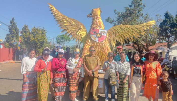 Burung Garuda Setinggi 3 Meter Ramaikan Karnaval di Kota Soe