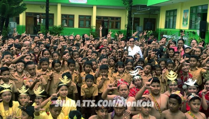 Didampingi Pj Bupati, Wamen Dikdasmen Kunjung 3 Sekolah Di Kabupaten TTS