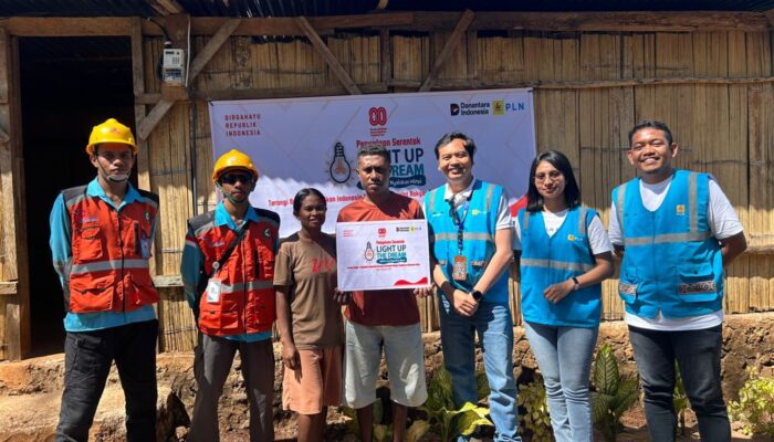 Lewat Program Light Up The Dream, PLN ULP Soe Terangi Rumah Jemi Nomleni 