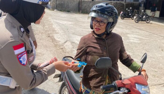 Polwan Sat Lantas Polres TTS Bagi Cokelat & Bunga, Ajak Warga Tertib Berlalu Lintas