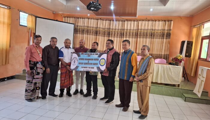 Ketua Sinode MIT Serahkan Aplikasi Pendidikan Berkarakter Kristus untuk 104 Sekolah Yapenkris To’isneno