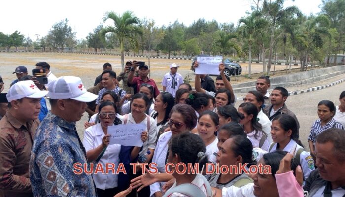 Tiba Di Kantor Bupati TTS, Wamendiktisaintek Fauzan Disambut Aksi Demo Honorer Yang Tak Diusulkan Sebagai P3K Paruh Waktu