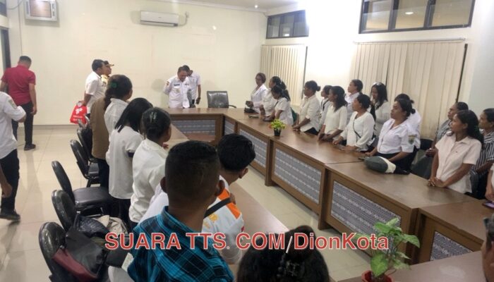 Bupati TTS Temui Para Honorer Yang Tuntut Kepastian Nasib P3K Paruh Waktu