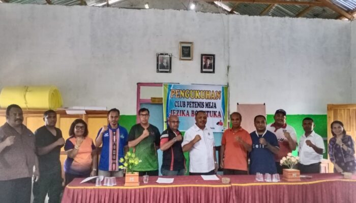 Sefrit Nau Kukuhkan PTM Jezika Boentuka, Serahkan Bantuan Meja, Net dan Bet