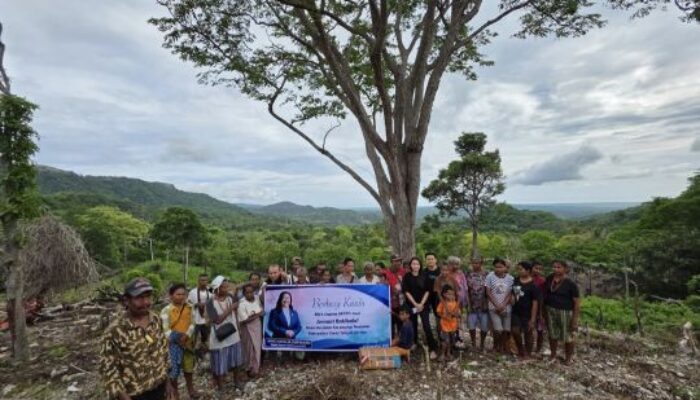 Jane  Suryanto Bantu Bibit Jagung untuk Jemaat Bakibalaf Jelang Musim Tanam 2025