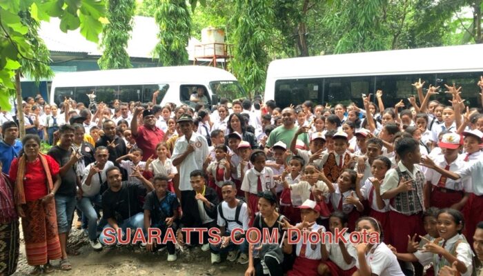 2 Bus Sekolah Hasil Perjuangan Adian Napitupulu Mulai Beroperasi Di Kabupaten TTS