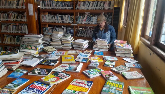 Atap Bocor, Ratusan Buku Bacaan Di Dinas Kearsipan dan Perpustakaan Kabupaten TTS Basah