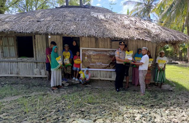 Ramadan Berkah, Siswa SIP 55 Polda NTT Bantu Warga Toineke