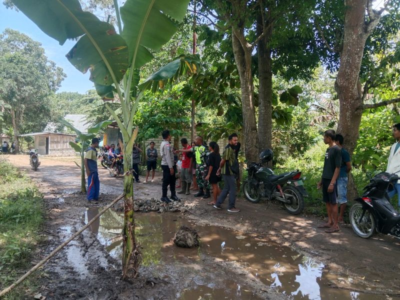 Siswi SMP dari Desa Hane Soroti Jalan Rusak, Warga Tanam Pohon Pisang di Tengah Jalan