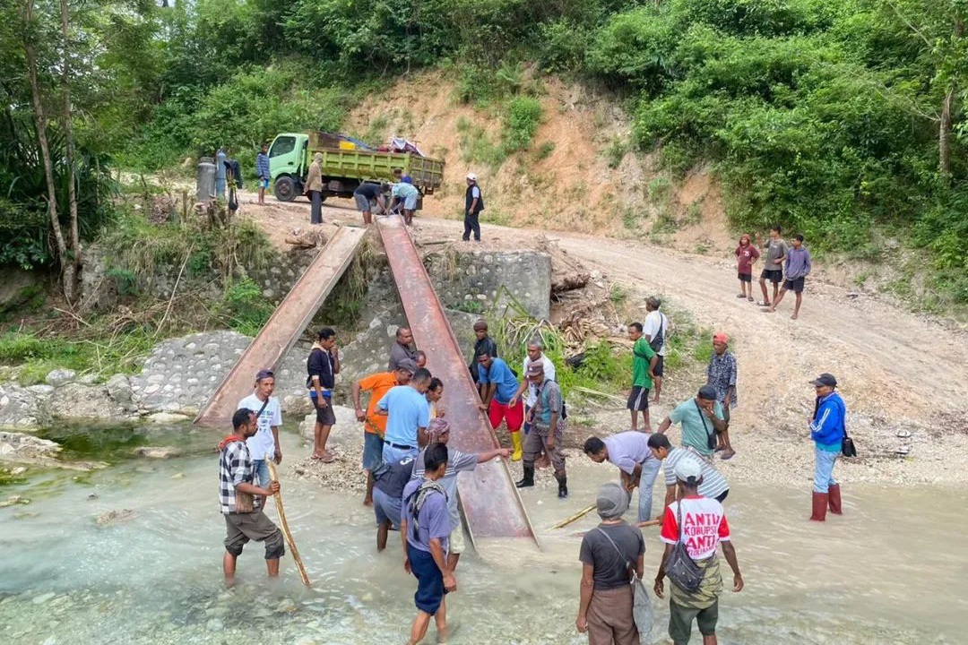 Demi Anak Sekolah, Ketua DPRD TTS Mulai Bangun Jembatan Noefanu di Kuanfatu