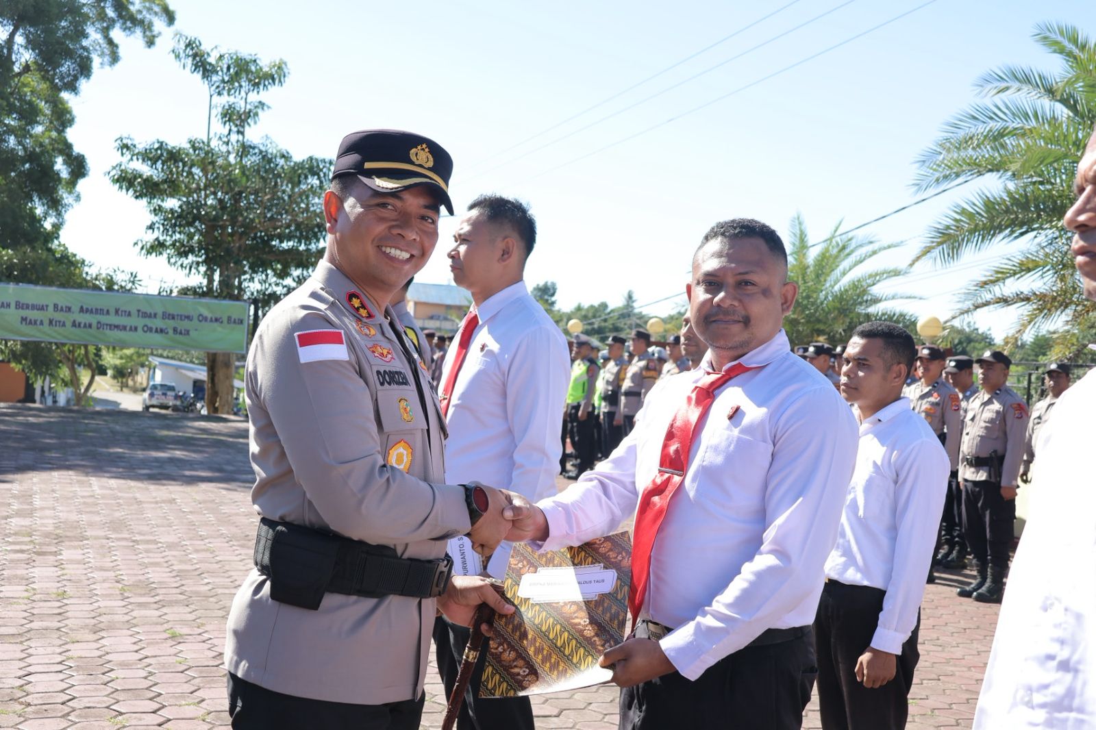 Kapolres TTS Ganjar 10 Personel Berprestasi dengan Penghargaan