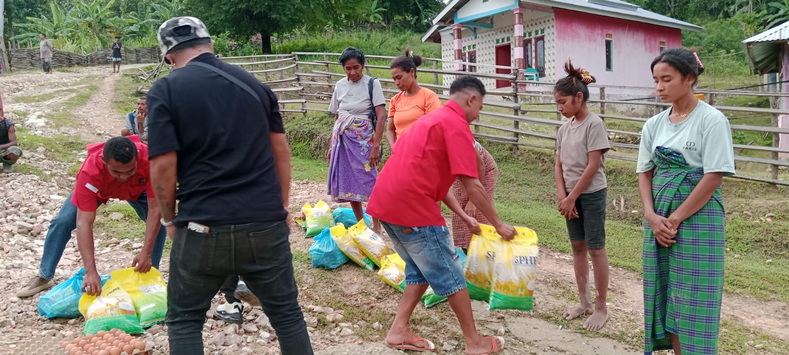 Baguna PDIP TTS Salurkan Bantuan ke Korban Longsor di Sejumlah Titik