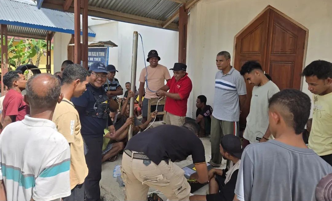 Ketua DPRD TTS Pimpin Langsung  Pemasangan Air Bersih di Desa Nifukani