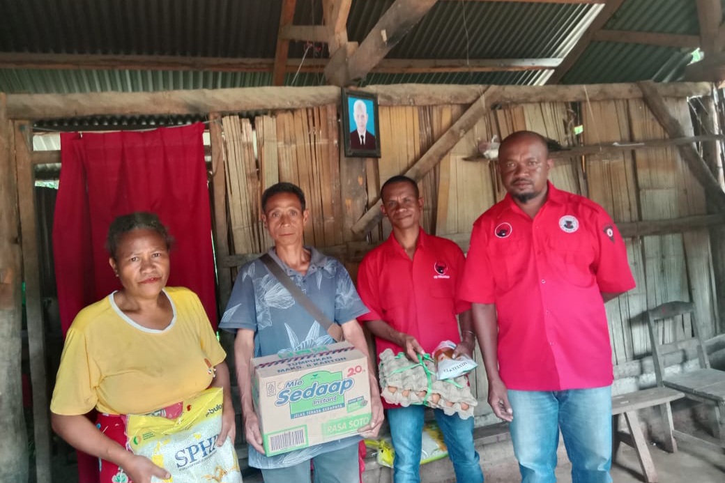 PAC PDI Perjuangan Amanuban Tengah Sigap Bantu Korban Kebakaran di Oenino