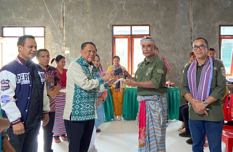 Perkuat Akses Layanan Kesehatan di Wilayah Terpencil, Bupati TTS Serahkan Ambulans untuk Tiga Desa