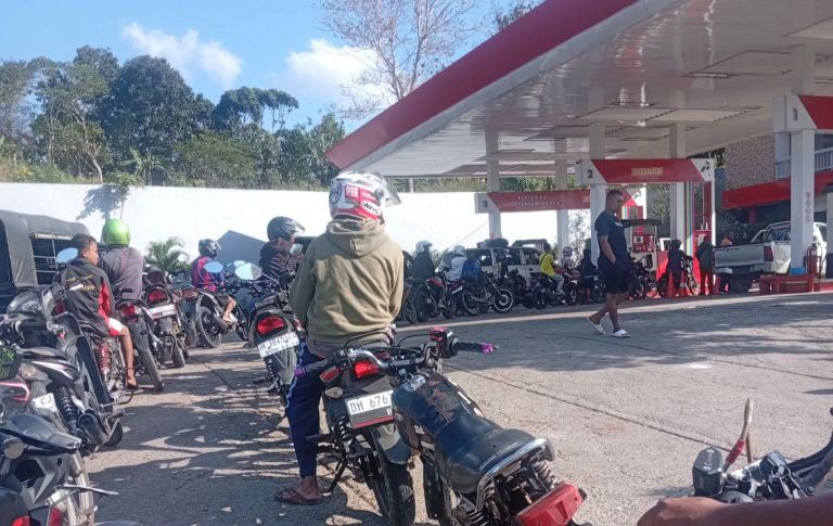 Pertalite Jadi Primadona, Antrean Kendaraan di SPBU Kota Soe Kian Mengular