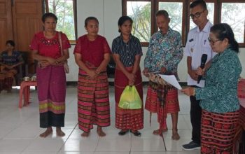 Kunjungi Kokbaun, Ketua TP PKK TTS Serahkan Bantuan PAUD