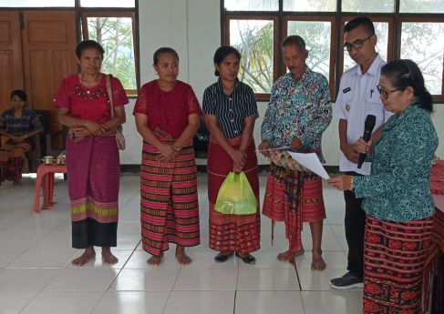 Kunjungi Kokbaun, Ketua TP PKK TTS Serahkan Bantuan PAUD