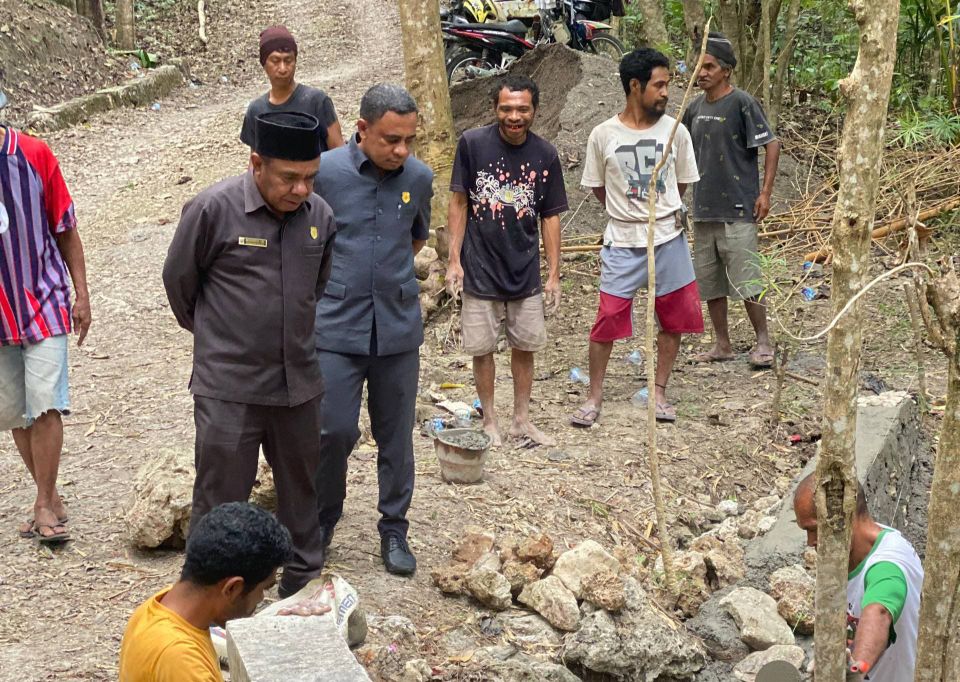 Kolaborasi Dua Legislator PDIP Bangun Jembatan Darurat di Kuatae