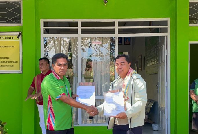 IOJ Law Firm Beri Beasiswa Siswa Berprestasi SMKN 2 Soe