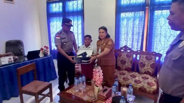 Terharu Lihat Siswa Pakai Sandal ke Sekolah, Kapolsek Kota Raja Hadiahkan Sepatu